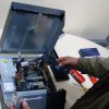 estagiario fazendo manuteno de um computador